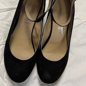 Nice heel, not too low or two high.  Microfiber.